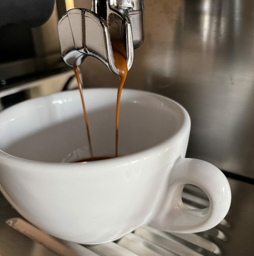 Espresso Doppio läuft in eine Tasse